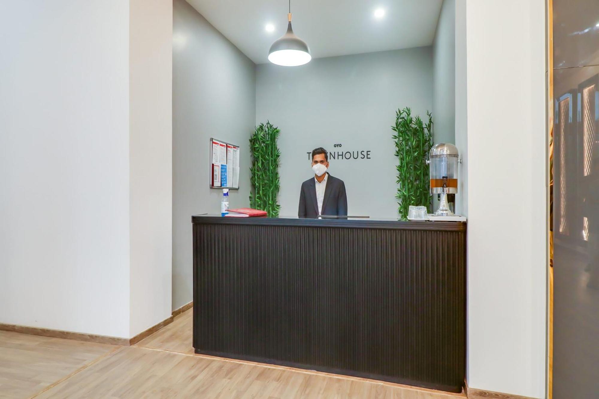 Super Townhouse Jashn Hotel Chinhat Ngoại thất bức ảnh